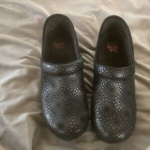 Women’s Dansco size 41 clogs. Women’s 10
